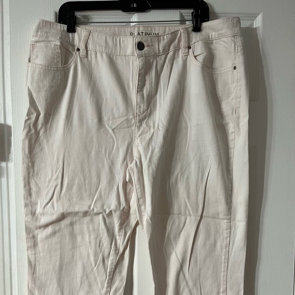 Platinum Chico’s Size 3 XL Women’s White Denim Jeans Capri. Made in Vietnam, col - Picture 1 of 13